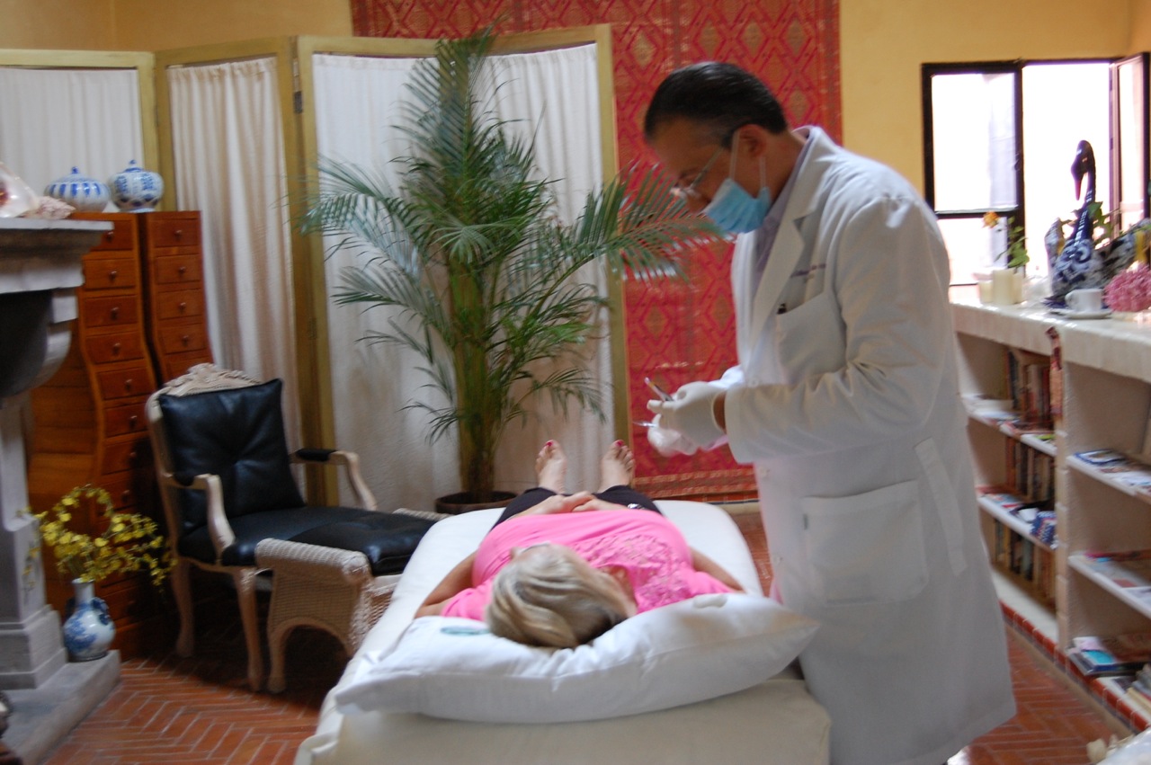 Dr. Koelliker comes to remove sutures and follow up at Spa Club CASA Marino.